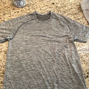 Men’s large Lululemon metal vent shirt
